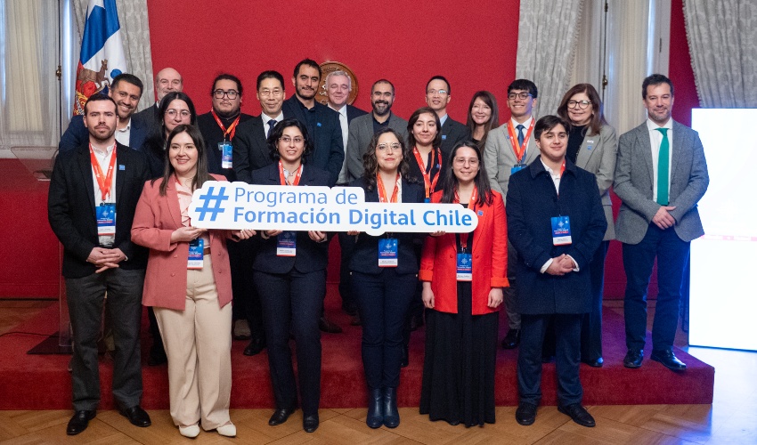 Egresado de Iplacex viajará a China con prestigiosa Beca Mineduc–Huawei